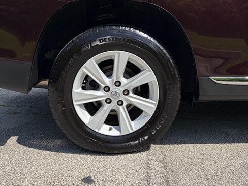 Used 2013 Toyota Highlander Plus AWD/4WD image 30