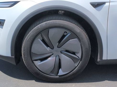 Used 2026 Tesla Model Y 2WD image 10