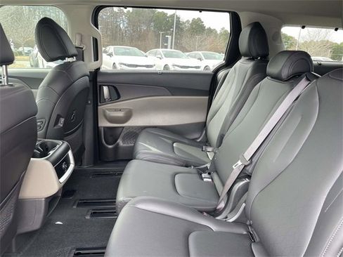 New 2026 Kia Carnival EX image 4