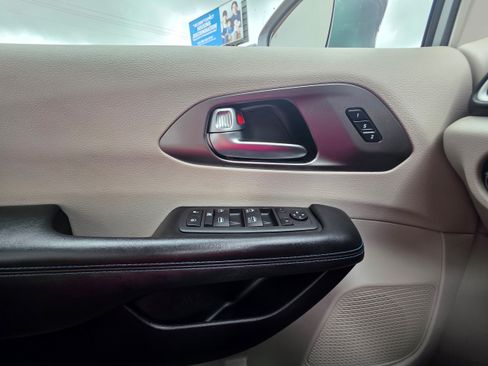 Used 2021 Chrysler Pacifica Touring-L FWD image 19