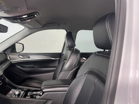 Used 2023 Jeep Grand Cherokee Limited w/ Black Appearance Package image 18