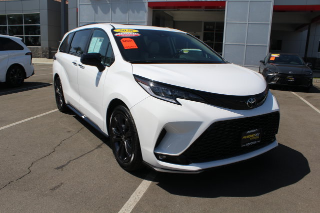 Certified 2026 Toyota Sienna XSE FWD image 2
