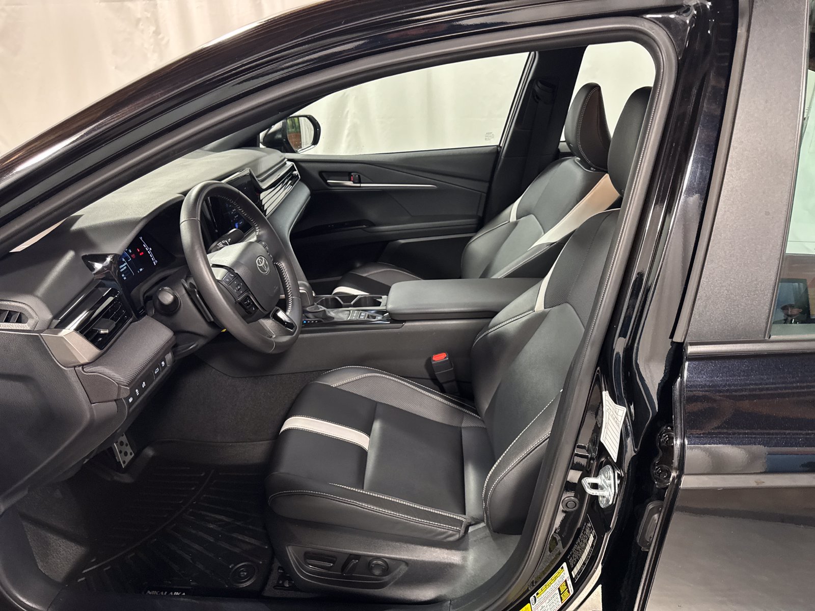 Used 2025 Toyota Camry SE FWD image 3