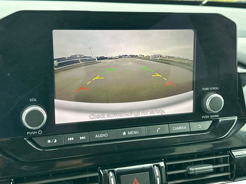 Used 2025 Nissan Pathfinder SV image 17