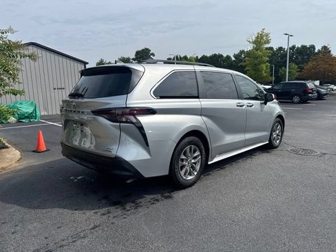Used 2023 Toyota Sienna XLE FWD image 5