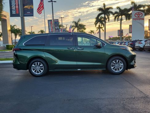 Used 2025 Toyota Sienna XLE image 13