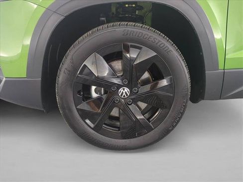 Used 2025 Volkswagen Taos SE FWD image 28