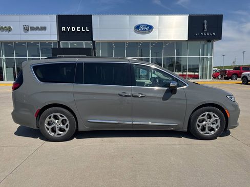 Used 2023 Chrysler Pacifica Limited FWD image 2