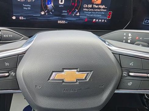 Used 2025 Chevrolet Traverse LT FWD image 21