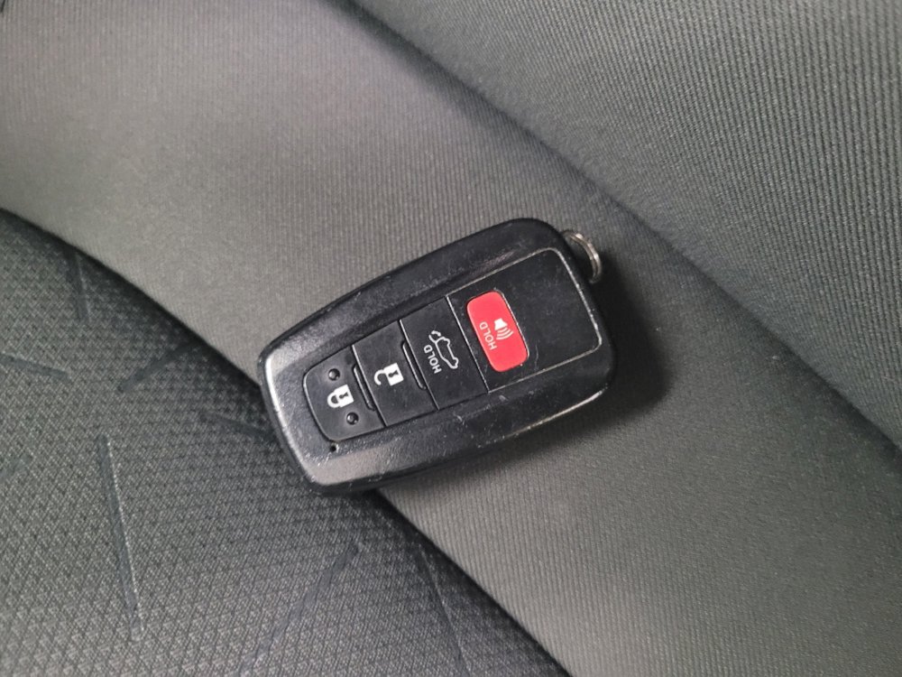 Used 2021 Toyota RAV4 XLE w/ Convenience Package FWD image 32