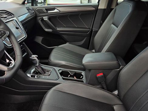 Certified 2023 Volkswagen Tiguan SE FWD image 38