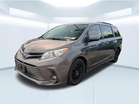 Used 2018 Toyota Sienna XLE FWD image 1