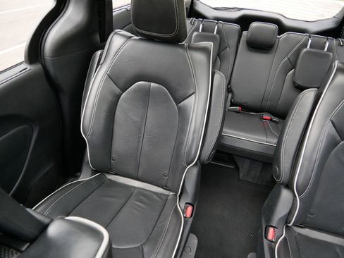 Used 2020 Chrysler Pacifica Limited w/ Advanced Safetytec Group FWD image 12