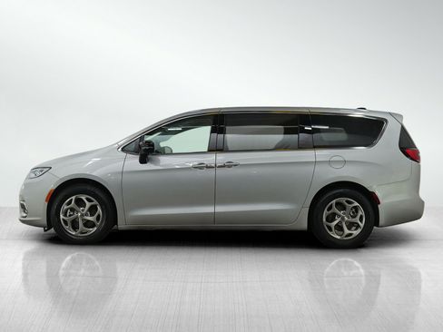 Used 2024 Chrysler Pacifica Limited FWD image 2