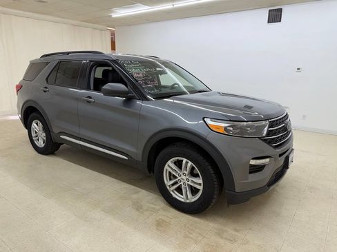 Used 2022 Ford Explorer XLT w/ Equipment Group 202A AWD/4WD image 8