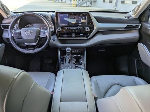 Used 2022 Toyota Highlander Platinum image 18