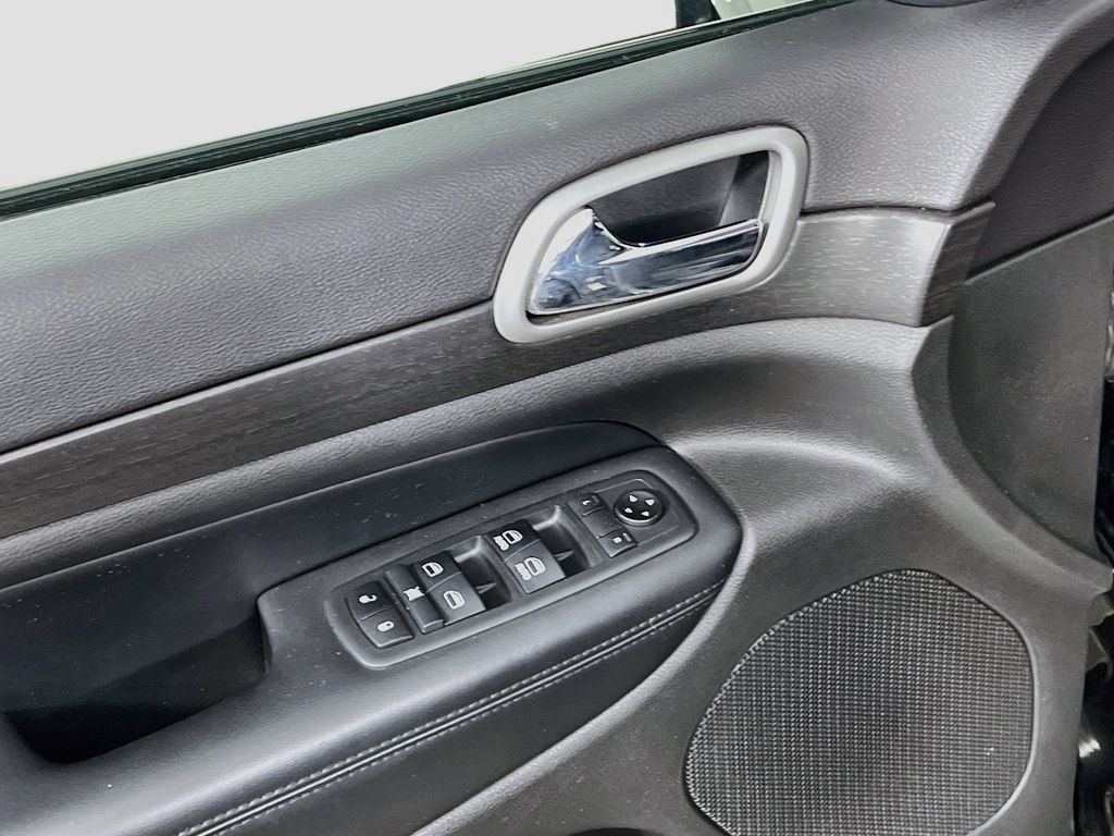 Used 2018 Jeep Grand Cherokee Altitude AWD/4WD image 17