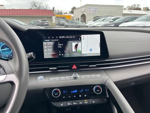 Used 2025 Hyundai Elantra SEL image 18