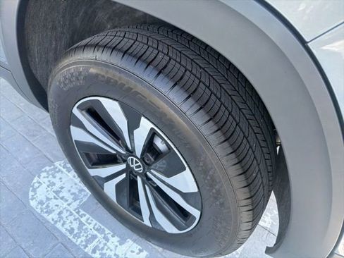 Certified 2025 Volkswagen Atlas Cross Sport SE FWD image 10