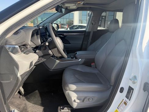 Used 2024 Toyota Highlander Limited image 17