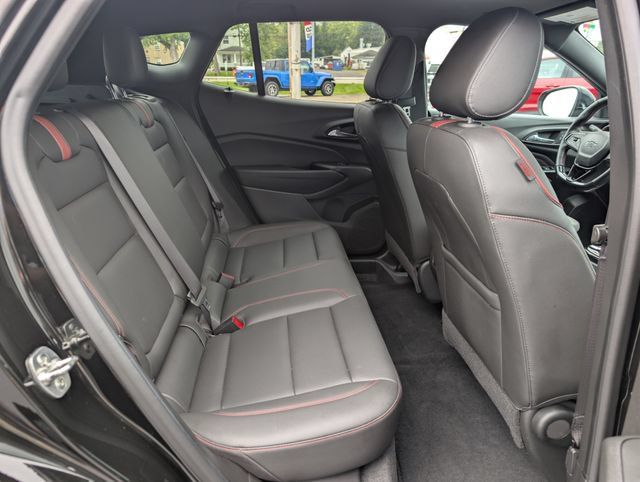 Used 2024 Chevrolet Trax RS w/ Sunroof Package FWD image 17