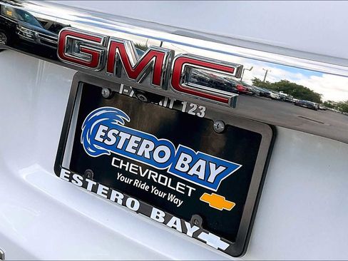 Used 2022 GMC Acadia SLE image 15