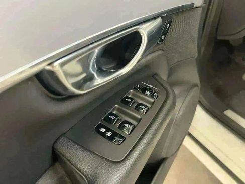 Used 2017 Volvo XC90 T5 Momentum w/ Vision Package image 16