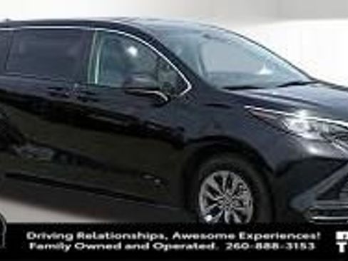 Used 2024 Toyota Sienna LE AWD/4WD image 9