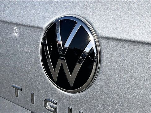 Used 2022 Volkswagen Tiguan SE image 33