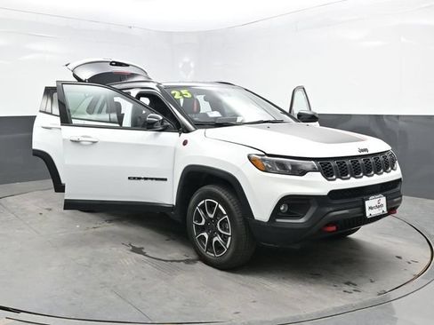 Used 2025 Jeep Compass Trailhawk AWD/4WD image 41