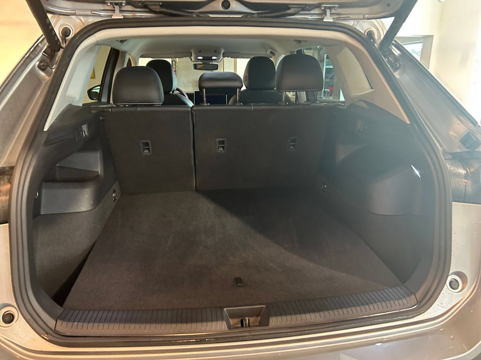 Used 2026 Volkswagen Tiguan SE AWD/4WD image 32