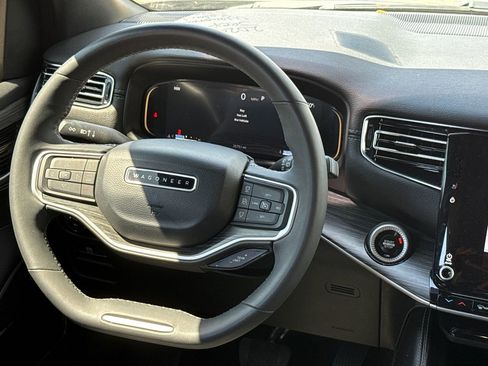 Used 2024 Jeep Wagoneer Series II w/ Flexible Seating Group image 13