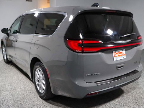 Used 2023 Chrysler Pacifica Touring-L FWD image 9