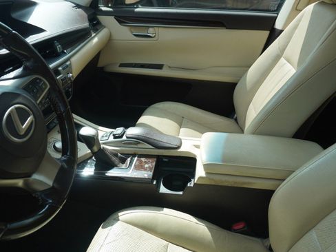 Used 2016 Lexus ES 350 w/ Luxury Package w/Wood Trim image 10