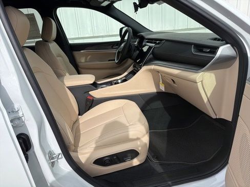 New 2025 Jeep Grand Cherokee Limited w/ Trailer Tow Package image 33