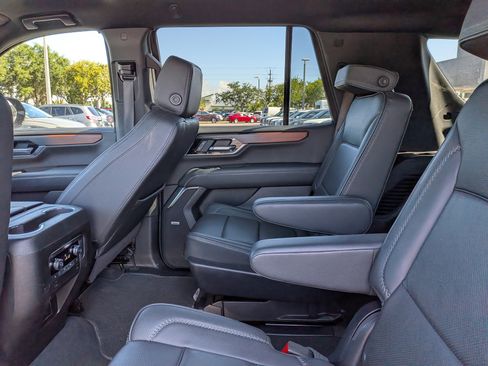 Used 2025 GMC Yukon Denali AWD/4WD image 15