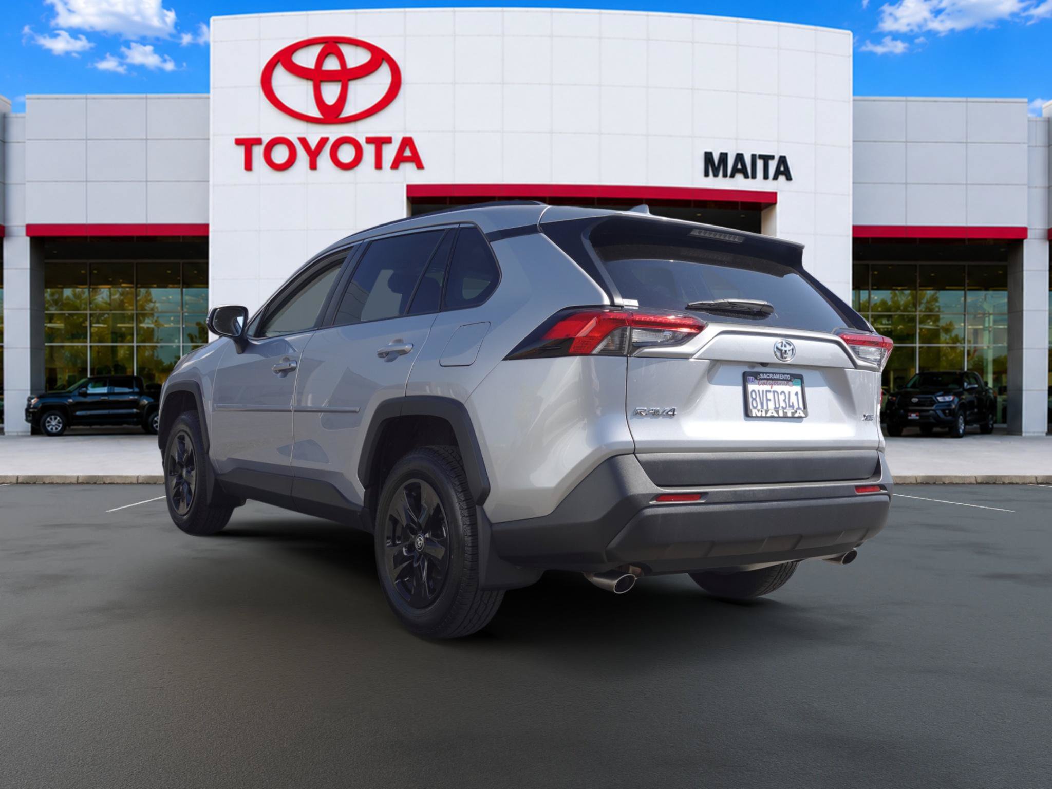 Used 2021 Toyota RAV4 XLE w/ XLE Grade Weather Package FWD image 5
