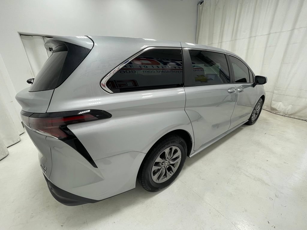 Used 2023 Toyota Sienna XLE FWD image 4