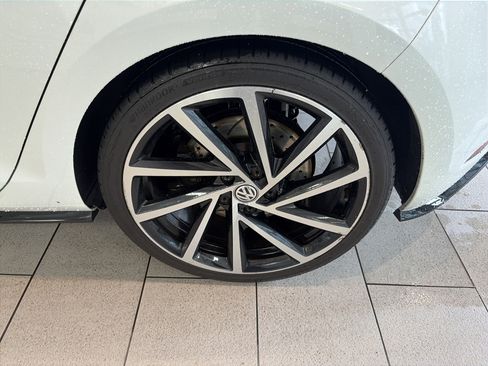Used 2018 Volkswagen Golf R 4-Door AWD/4WD image 11