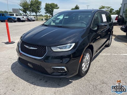 Used 2024 Chrysler Pacifica Touring-L FWD image 12