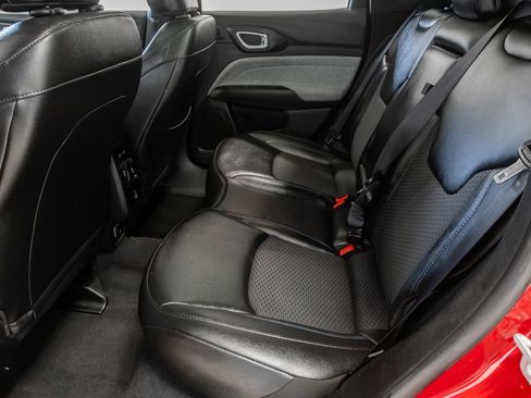 Used 2025 Jeep Compass Latitude w/ Sun & Sound Group AWD/4WD image 25