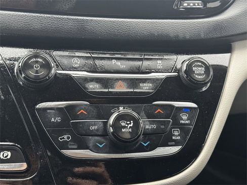 Certified 2019 Chrysler Pacifica Touring-L image 37