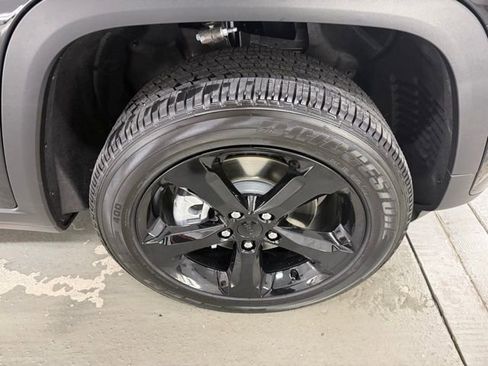 New 2025 Jeep Grand Cherokee L Altitude image 4