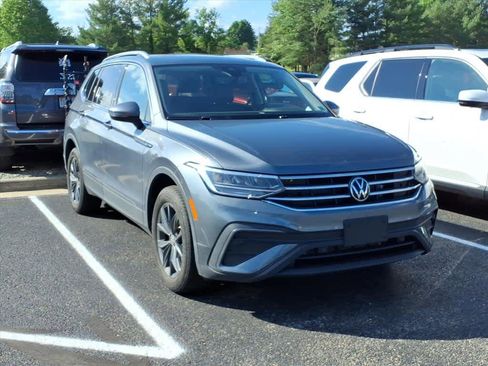 Used 2024 Volkswagen Tiguan SE w/ Panoramic Sunroof Package AWD/4WD image 7