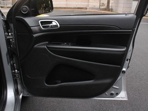 Used 2017 Jeep Grand Cherokee Altitude image 25