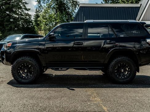 Used 2018 Toyota 4Runner SR5 AWD/4WD image 15
