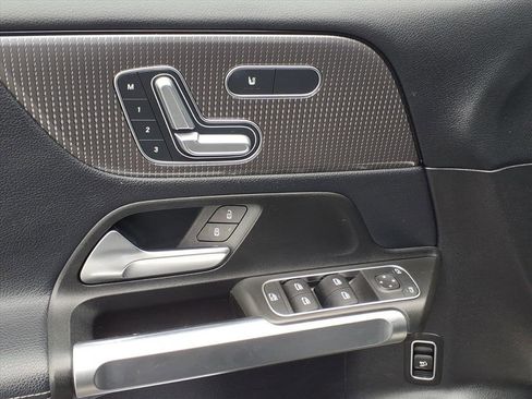 Used 2021 Mercedes-Benz GLB 250 4MATIC image 4