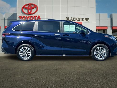 Used 2025 Toyota Sienna XLE w/ XLE Plus Package FWD image 2