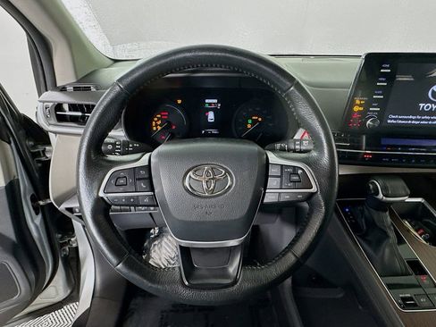 Used 2022 Toyota Sienna XLE image 13