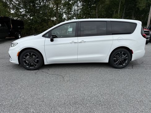 New 2026 Chrysler Pacifica Select image 4